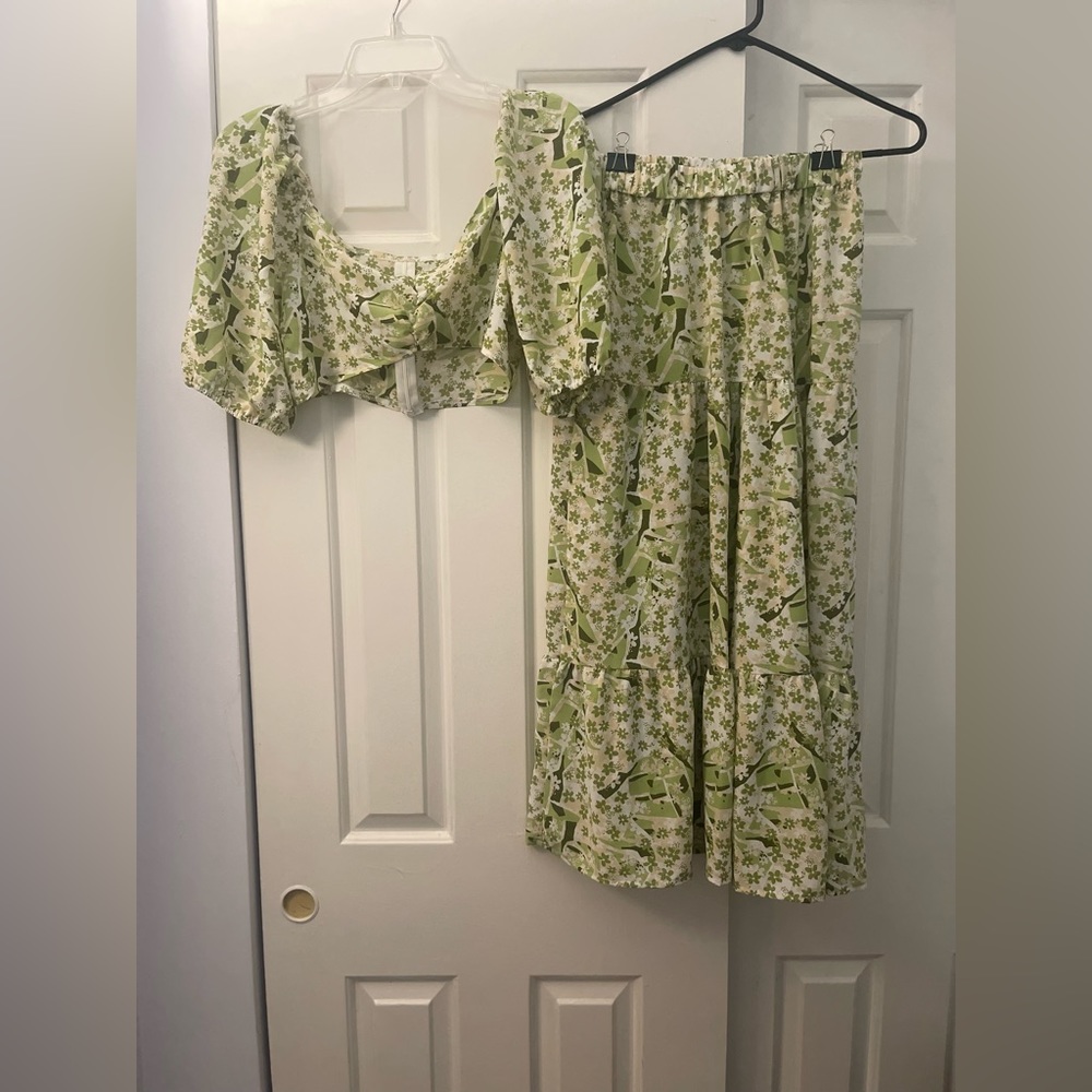 Gorgeous two piece outfit!
